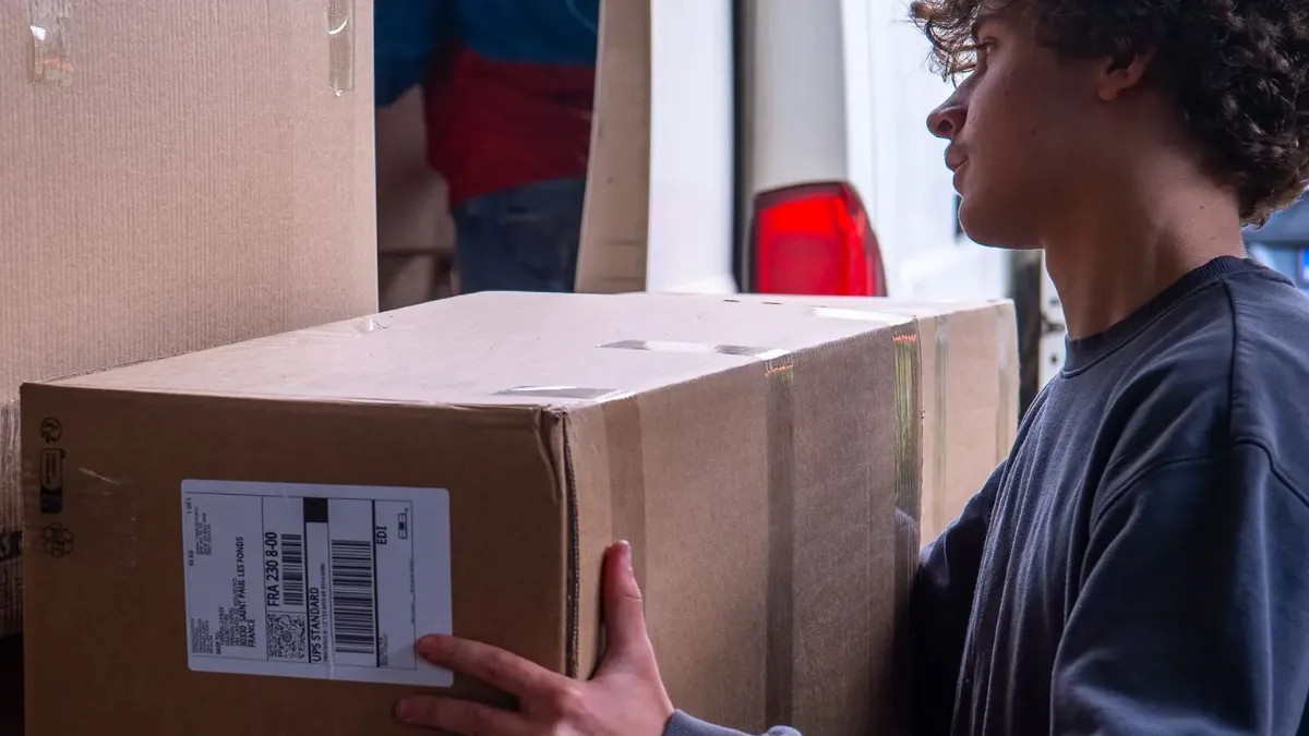 Colis de PC gamer FlowUP prêt à être expédié par UPS, double emballage renforcé
