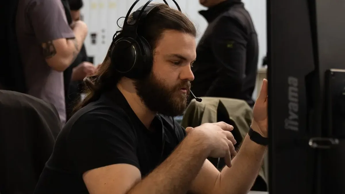 Conseiller du service après-vente FlowUP au téléphone avec un client, casque micro
