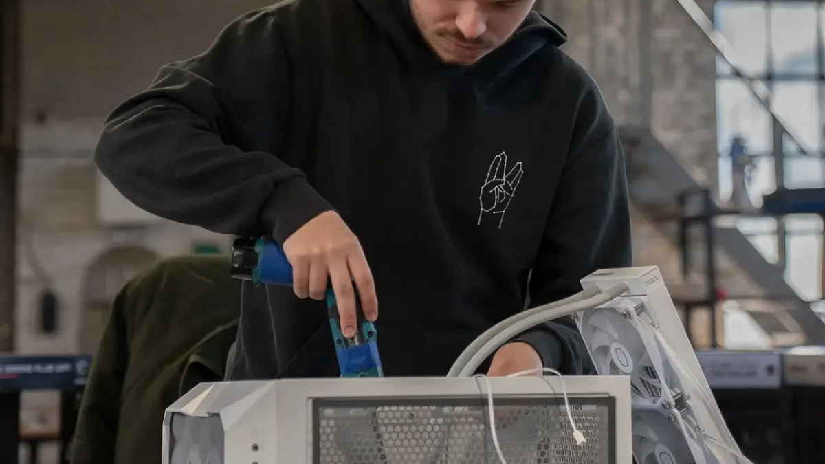 Technicien FlowUP fixant un radiateur de watercooling dans un boîtier de PC gamer sur mesure