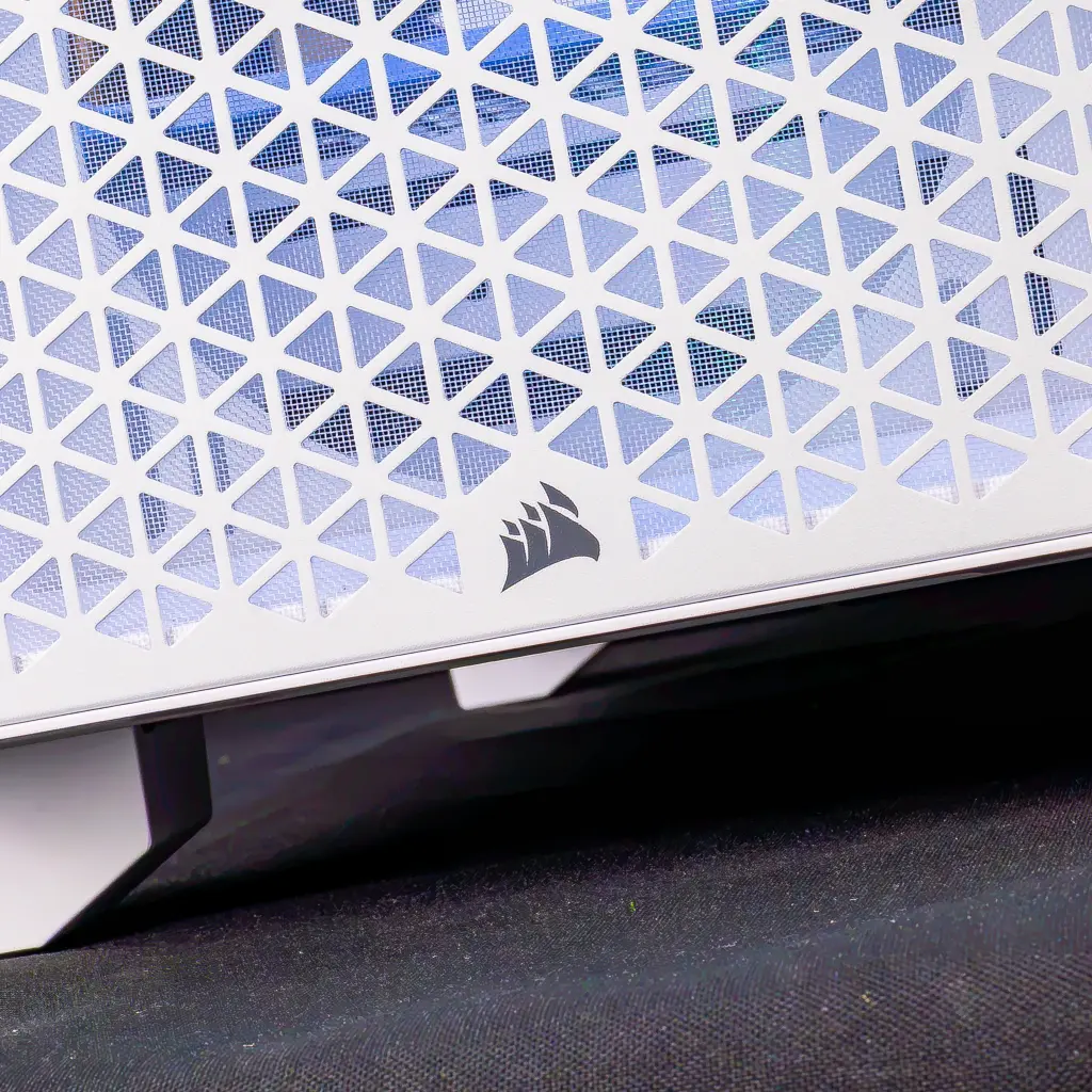 PC French Radeon RX™ 9070 by Corsair