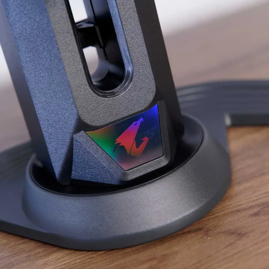 Détail du pied et du support de l'écran PC gaming AORUS avec finition noire et logo AORUS.