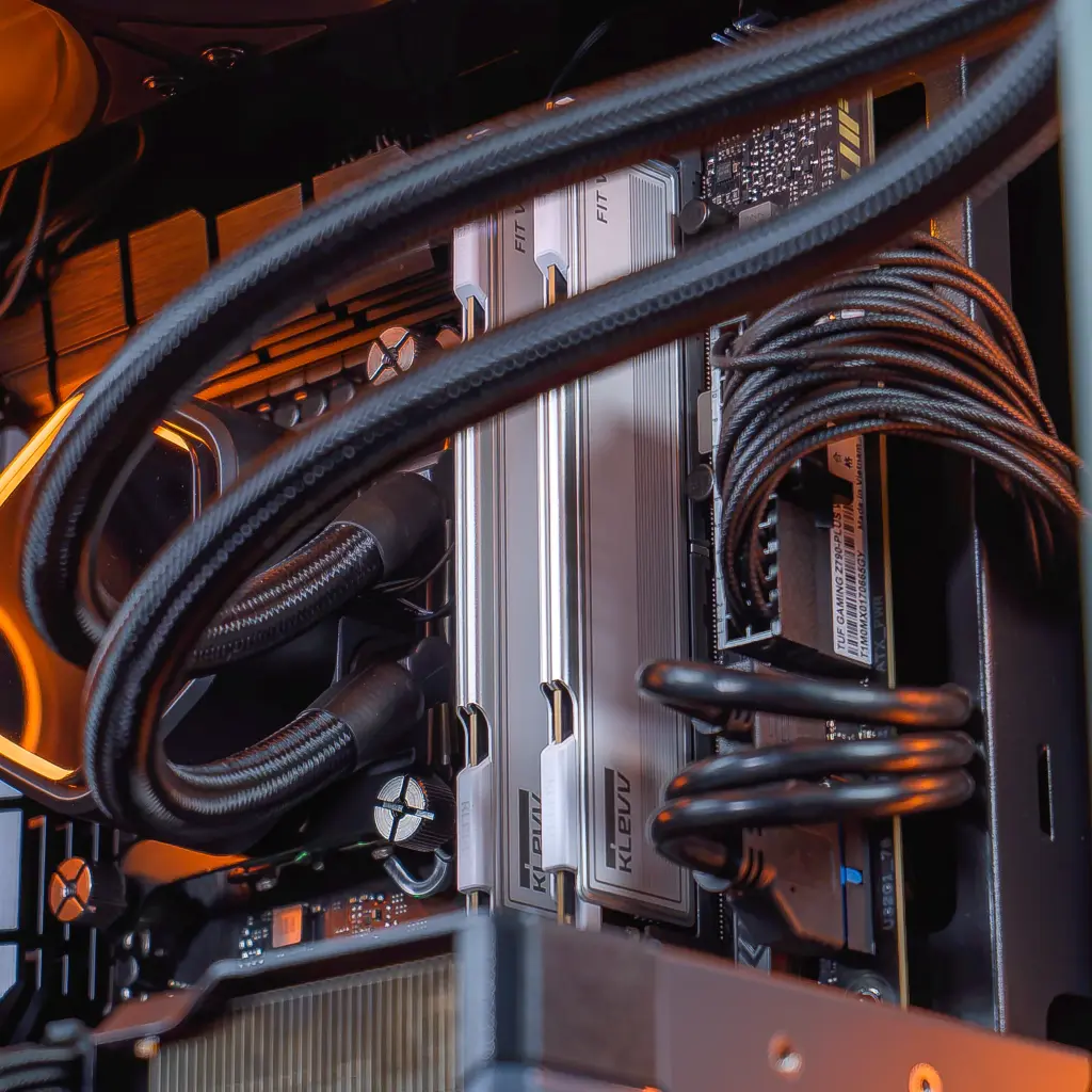PC Phantom Radeon™ RX 9070 XT 16GB
