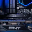 Gros plan sur le dissipateur thermique noir du SSD M.2 situé entre le processeur et la carte graphique PNY dans le PC gamer Aqua