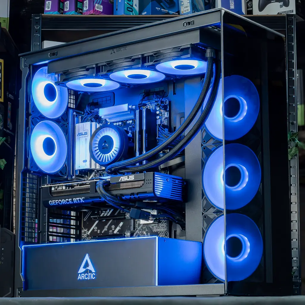 Vue complète de l'intérieur du PC gamer Cheetoh Remastered avec éclairage violet et watercooling Cooler Master MasterLiquid