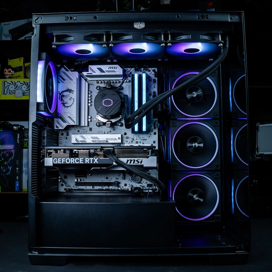 Vue complète de l'intérieur du PC gamer Cheetoh Remastered avec éclairage violet et watercooling Cooler Master MasterLiquid