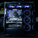 Vue complète de l'intérieur du PC gamer Cheetoh Remastered avec éclairage violet et watercooling Cooler Master MasterLiquid