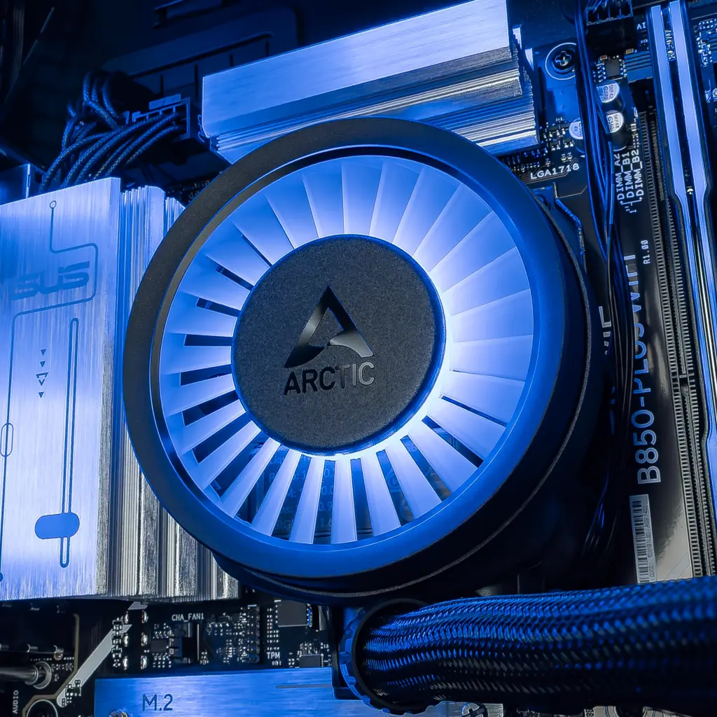 Gros plan sur le dissipateur thermique MSI avec logo dragon de la carte mère du PC gamer Cheetoh Remastered