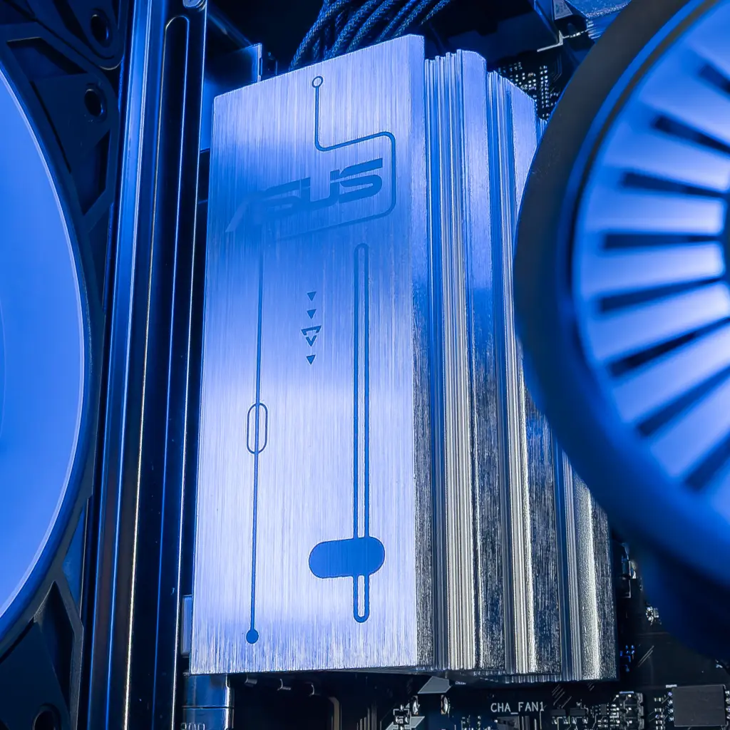 Gros plan sur la carte graphique GeForce RTX et le SSD M.2 Lightning Gen5 du PC gamer Cheetoh Remastered