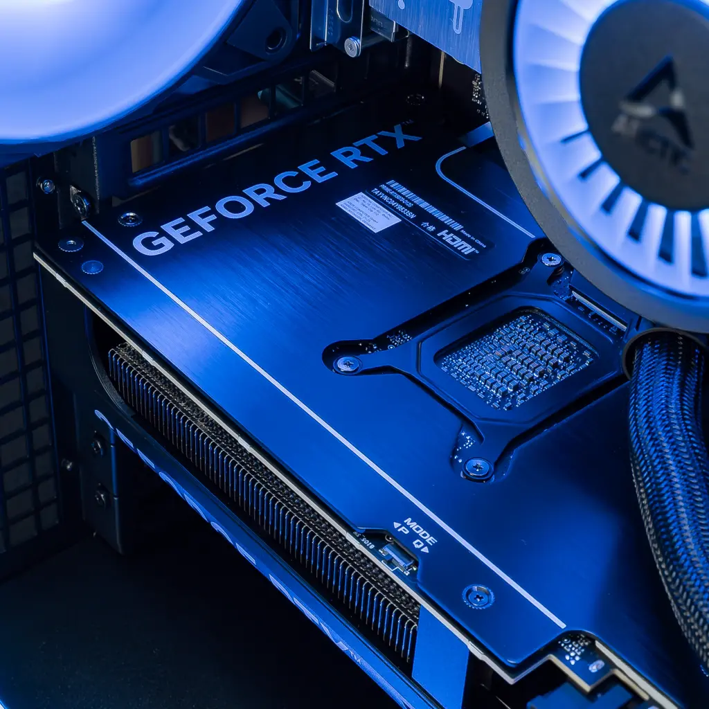 Vue de profil de la carte graphique MSI GeForce RTX dans le boîtier du PC gamer Cheetoh Remastered