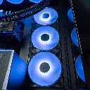 Trois ventilateurs de boîtier avec anneaux LED violets installés verticalement dans le PC gamer Cheetoh Remastered
