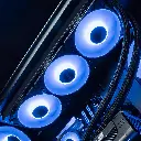 Vue rapprochée du radiateur et des ventilateurs Cooler Master du PC gamer Cheetoh Remastered avec rétroéclairage bleu et violet