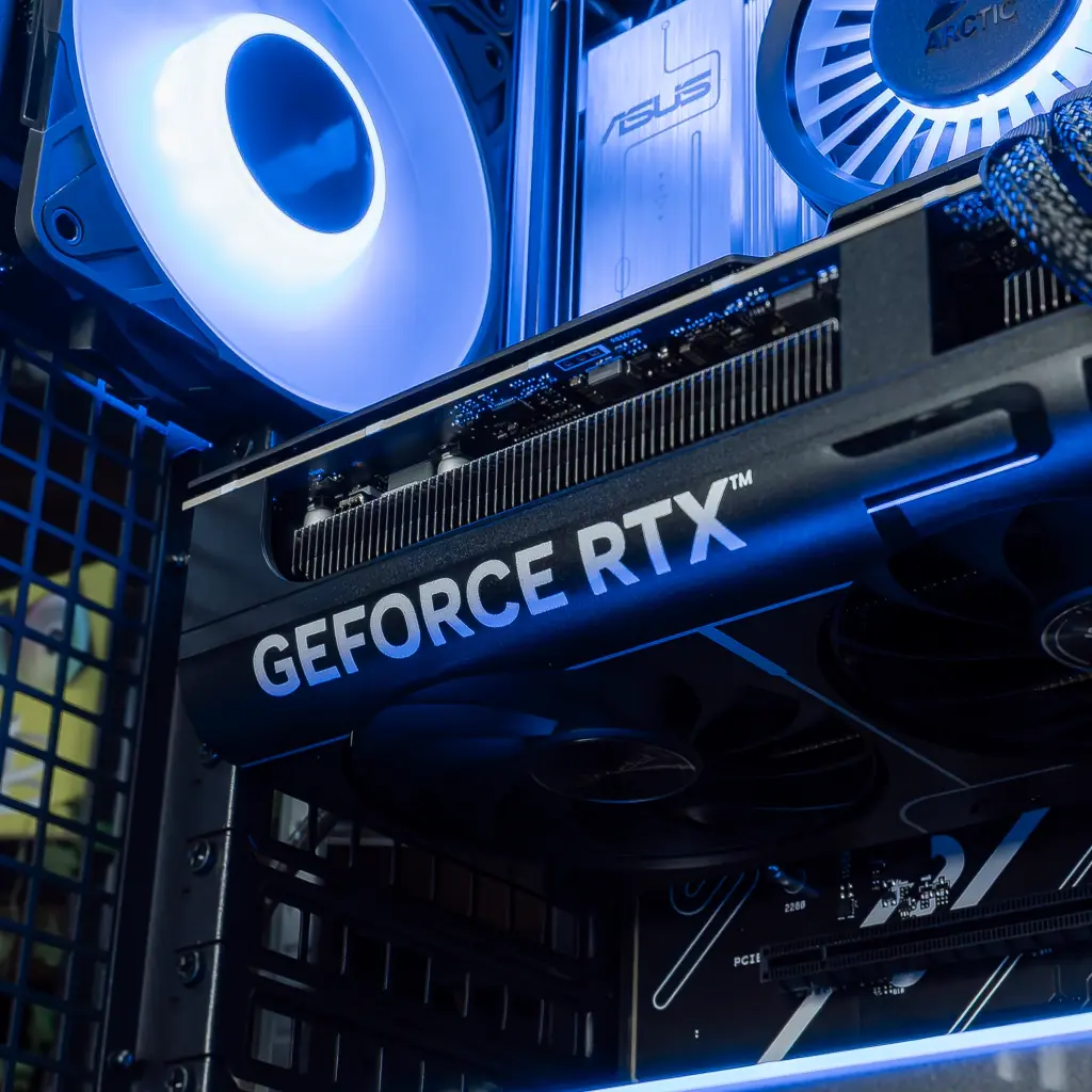 Barrettes de mémoire RAM Corsair Vengeance RGB DDR5 illuminées en blanc dans le PC gamer Cheetoh Remastered