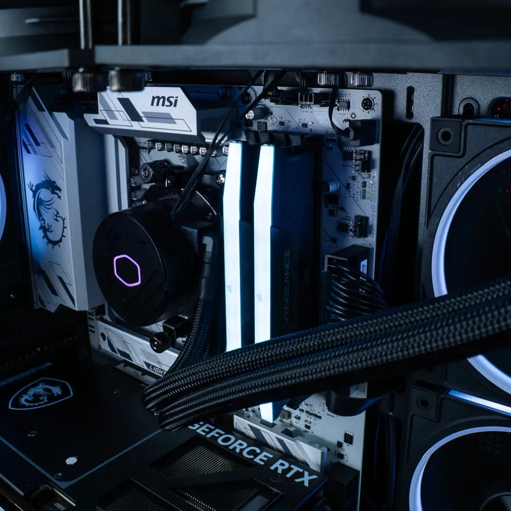 Barrettes de mémoire RAM Corsair Vengeance RGB DDR5 illuminées en blanc dans le PC gamer Cheetoh Remastered