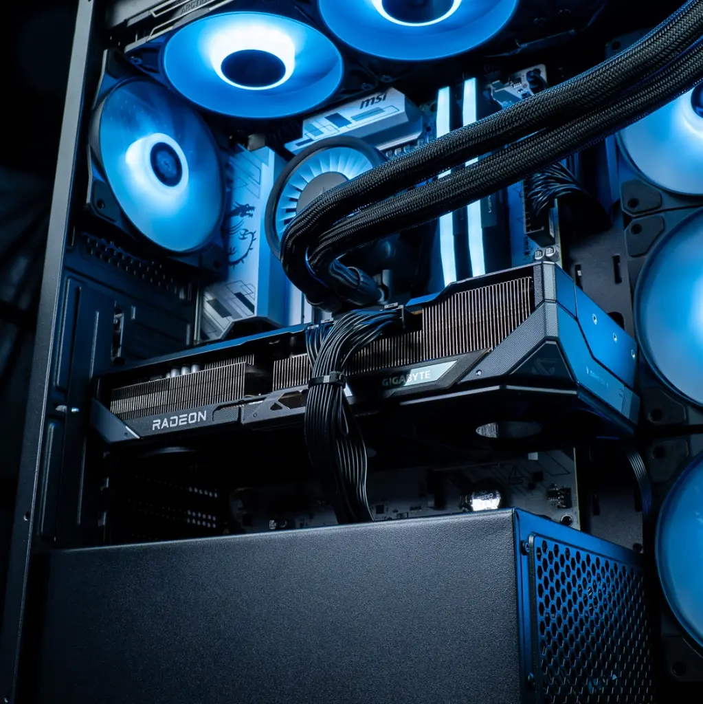 Carte graphique Radeon™ RX 9070 XT installée dans PC gamer FlowUP avec Ryzen 7 7800X3D ou 9800X3D, 32GB DDR5 et refroidissement watercooling RGB performant
