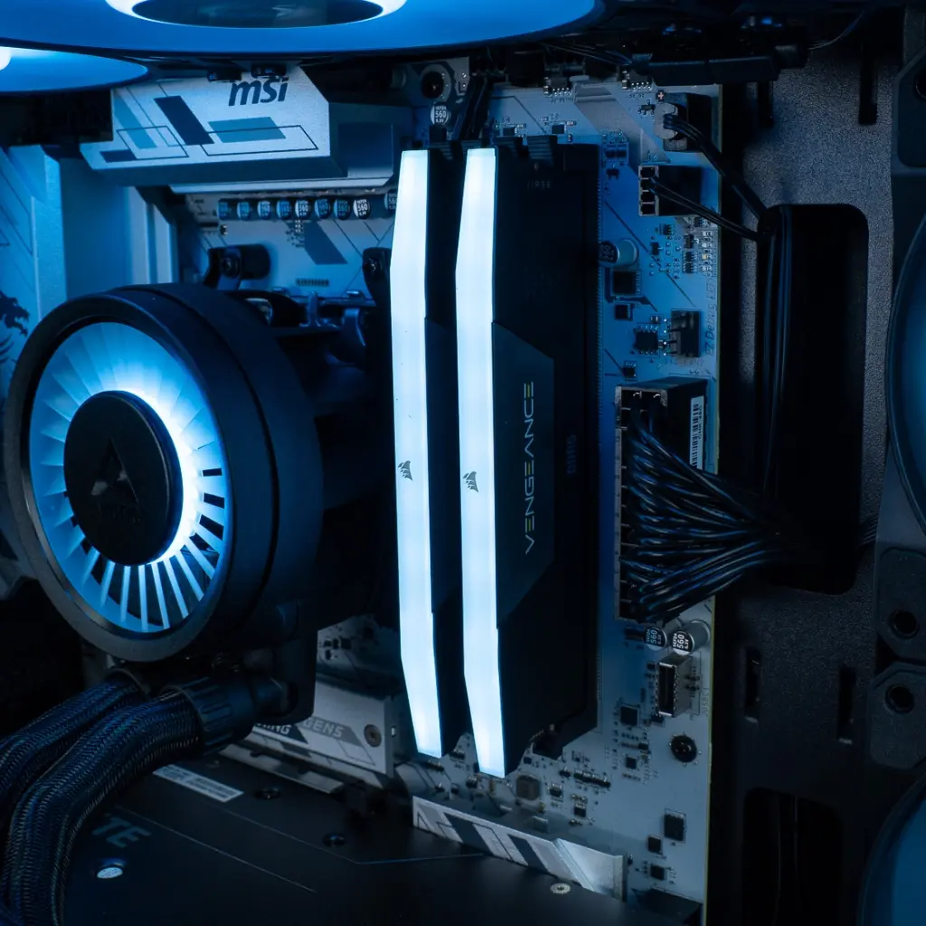 Mémoire 32GB DDR5 RGB Vengeance installée sur PC gamer FlowUP avec Ryzen 7 7800X3D ou 9800X3D et Radeon™ RX 9070 XT, configuration gaming haute performance