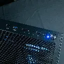 Vue rapprochée du panneau de contrôle supérieur du boîtier du PC gamer Primal Radeon, incluant les ports USB 3.0, les entrées jack audio, le bouton de contrôle LED et le bouton d'alimentation