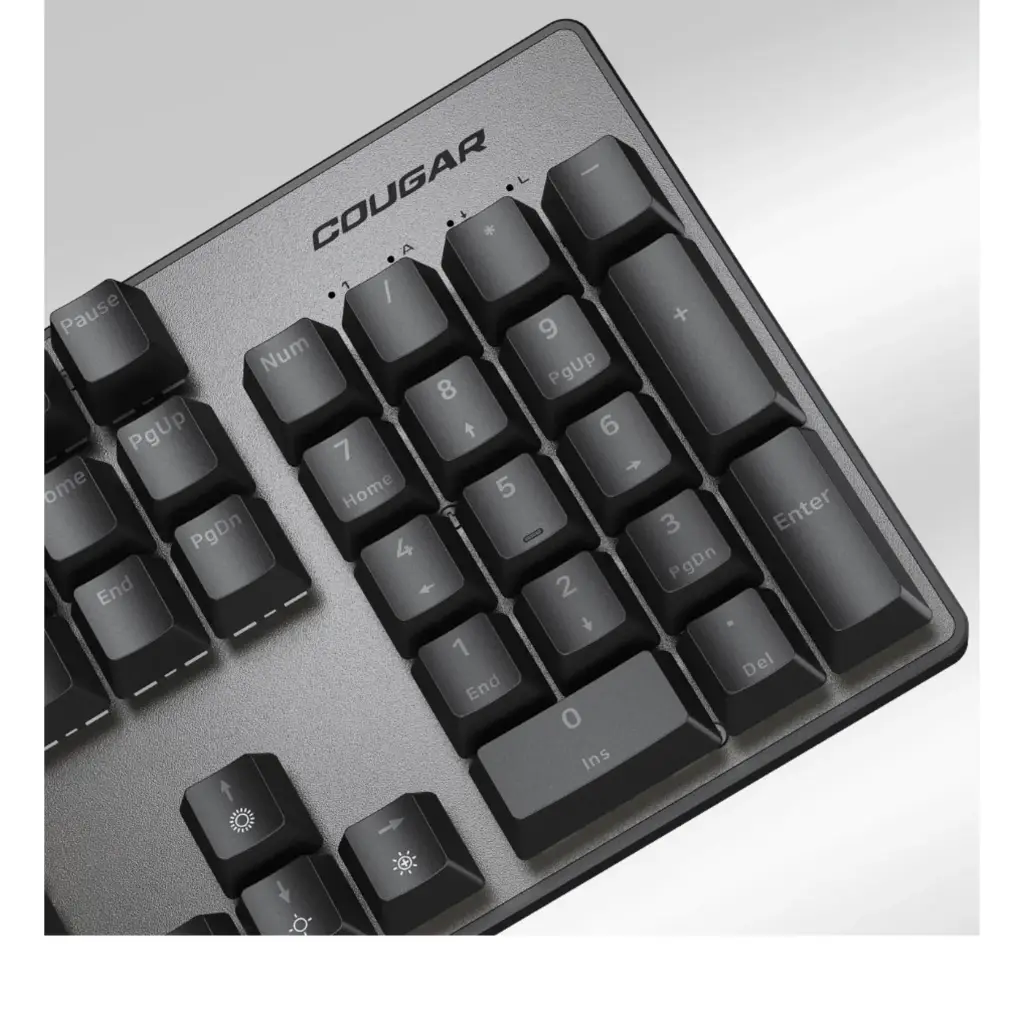 Gros plan sur le pavé numérique d'un clavier mécanique Cougar Ultimus EX noir avec châssis en acier brossé pour setup gamer FlowUP