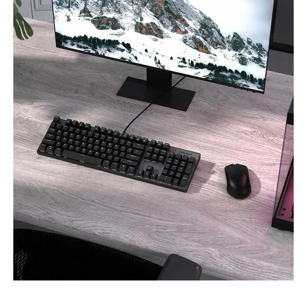 Vue d'ensemble d'un setup PC gamer noir avec clavier mécanique Cougar Ultimus EX souris filaire et écran sur bureau en bois clair FlowUP