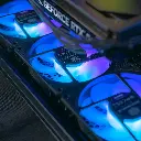 Gros plan sur la base du boîtier FlowUP H600 Aquavision du PC gamer Aqua montrant les trois ventilateurs avec leur éclairage ARGB bleu et violet