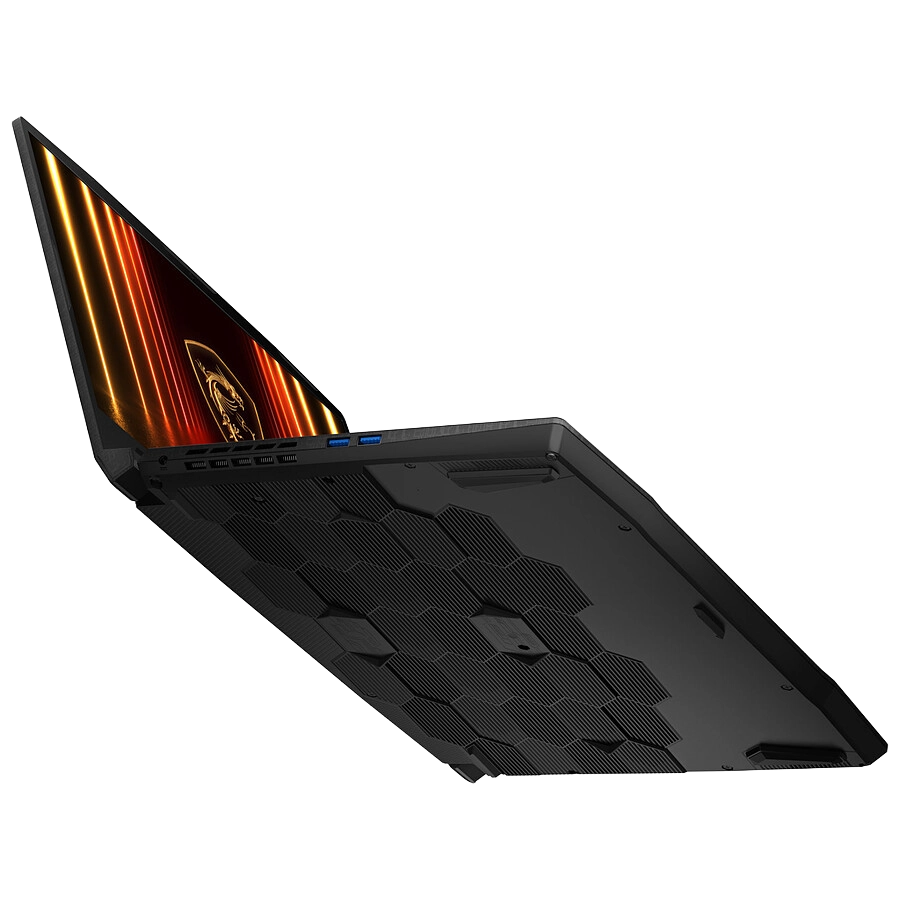 Vue du dessous d'un PC portable MSI Katana montrant le système de refroidissement en nid d'abeille et les ports latéraux USB type A et C