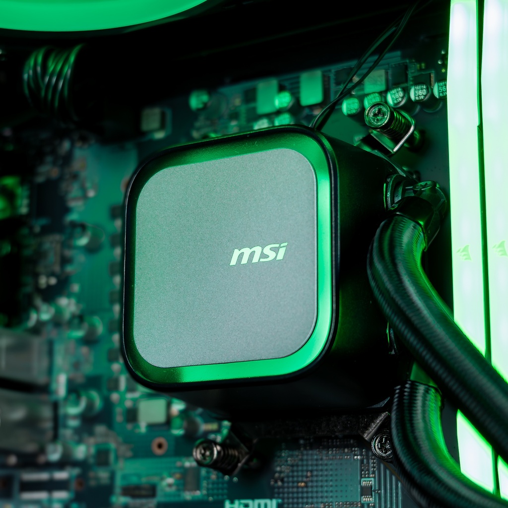 Gros plan sur le système de refroidissement du PC gamer Rift RX 9060 XT : waterblock Arctic Liquid Freezer III avec éclairage ARGB rouge et logo Arctic au centre