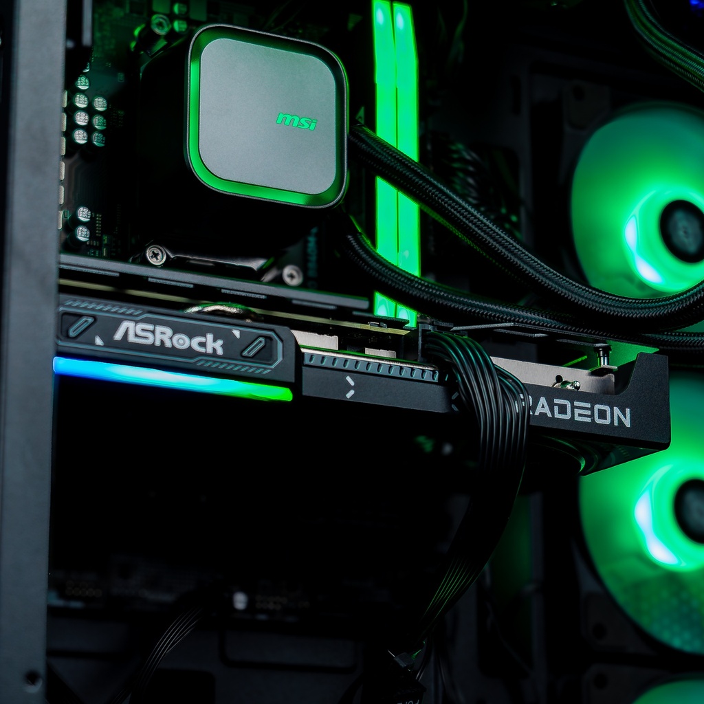 Gros plan sur la carte graphique Sapphire Radeon installée dans le PC gamer Rift RX 9060 XT, avec son logo rétroéclairé en rouge et ses caloducs visibles au-dessus du ventilateur arrière