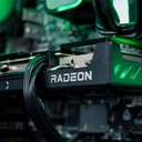 Gros plan sur la carte graphique Sapphire Radeon installée dans le PC gamer Rift RX 9060 XT, avec son logo rétroéclairé en rouge et ses caloducs visibles au-dessus du ventilateur arrière