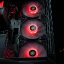 Vue rapprochée des trois ventilateurs de façade ARGB du PC gamer Rift RX 9060 XT, éclairés d'un rouge intense