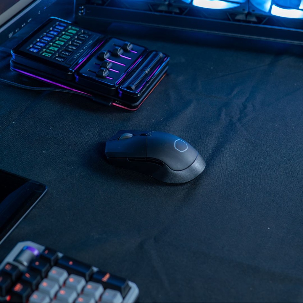 Vue d'ensemble console modulaire Cooler Master MasterHub rétroéclairée violet avec souris gamer et clavier sur tapis noir FlowUP