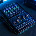 Vue de trois quarts console de contrôle modulaire Cooler Master MasterHub avec 15 touches LCD personnalisables et faders de précision FlowUP