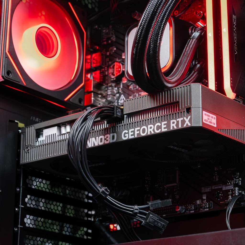 Détail de la carte graphique INNO3D GeForce RTX installée dans le PC Banger, entourée par l'éclairage ARGB rouge des ventilateurs et de la mémoire vive Corsair Vengeance