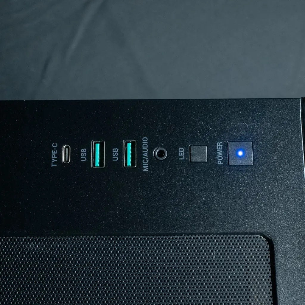 Vue de dessus du panneau de contrôle du PC Gamer Banger avec port USB-C, ports USB 3.0, prise jack MIC/AUDIO et boutons LED et POWER