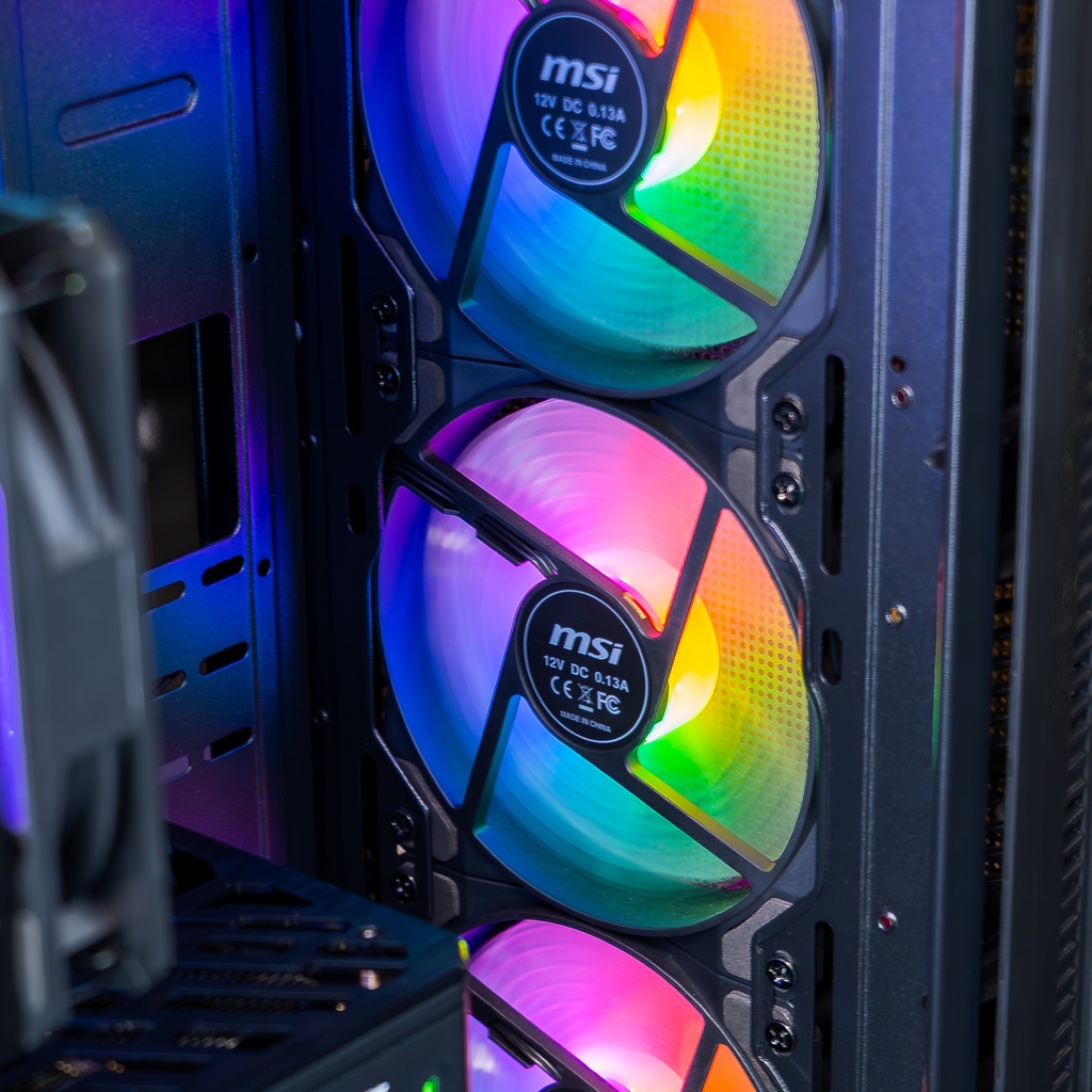Zoom sur un ventilateur MSI ARGB de 120mm rétroéclairé aux couleurs de l'arc-en-ciel installé dans le boîtier du PC Typhoon