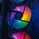 Zoom sur un ventilateur MSI ARGB de 120mm rétroéclairé aux couleurs de l'arc-en-ciel installé dans le boîtier du PC Typhoon