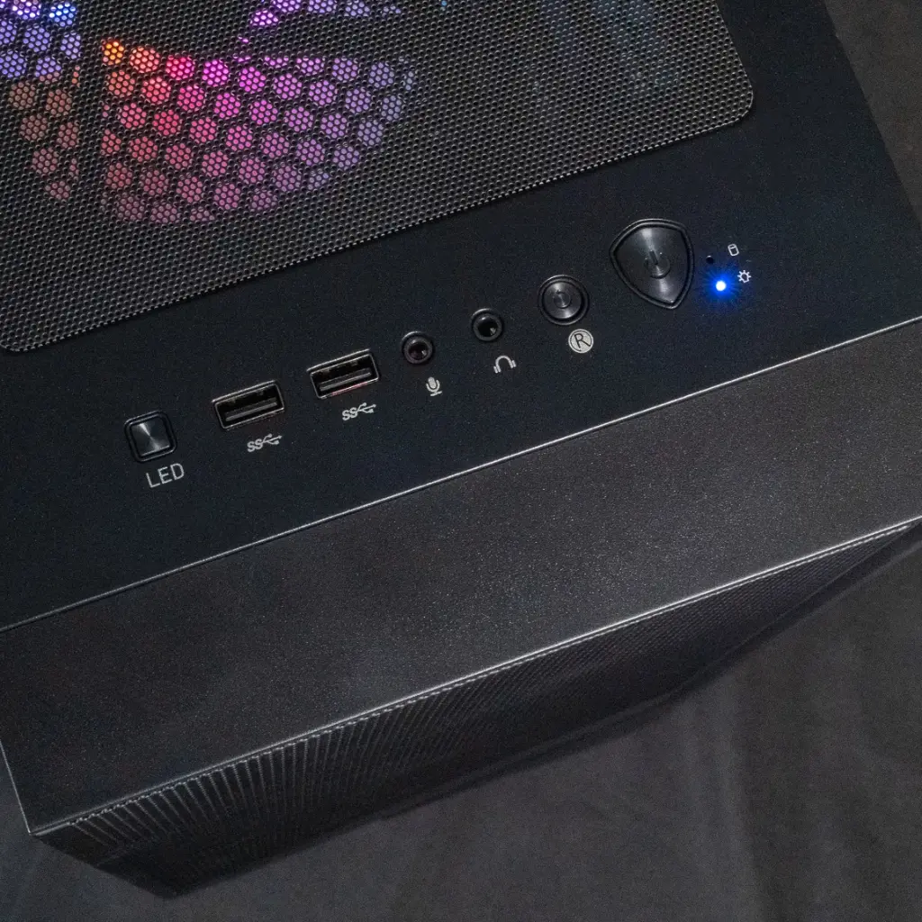 Vue de dessus du panneau de commande du PC gamer Typhoon FlowUP avec bouton d’alimentation, ports USB, prises audio et contrôle LED