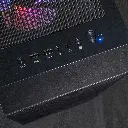 Vue de dessus du panneau de commande du PC gamer Typhoon FlowUP avec bouton d’alimentation, ports USB, prises audio et contrôle LED