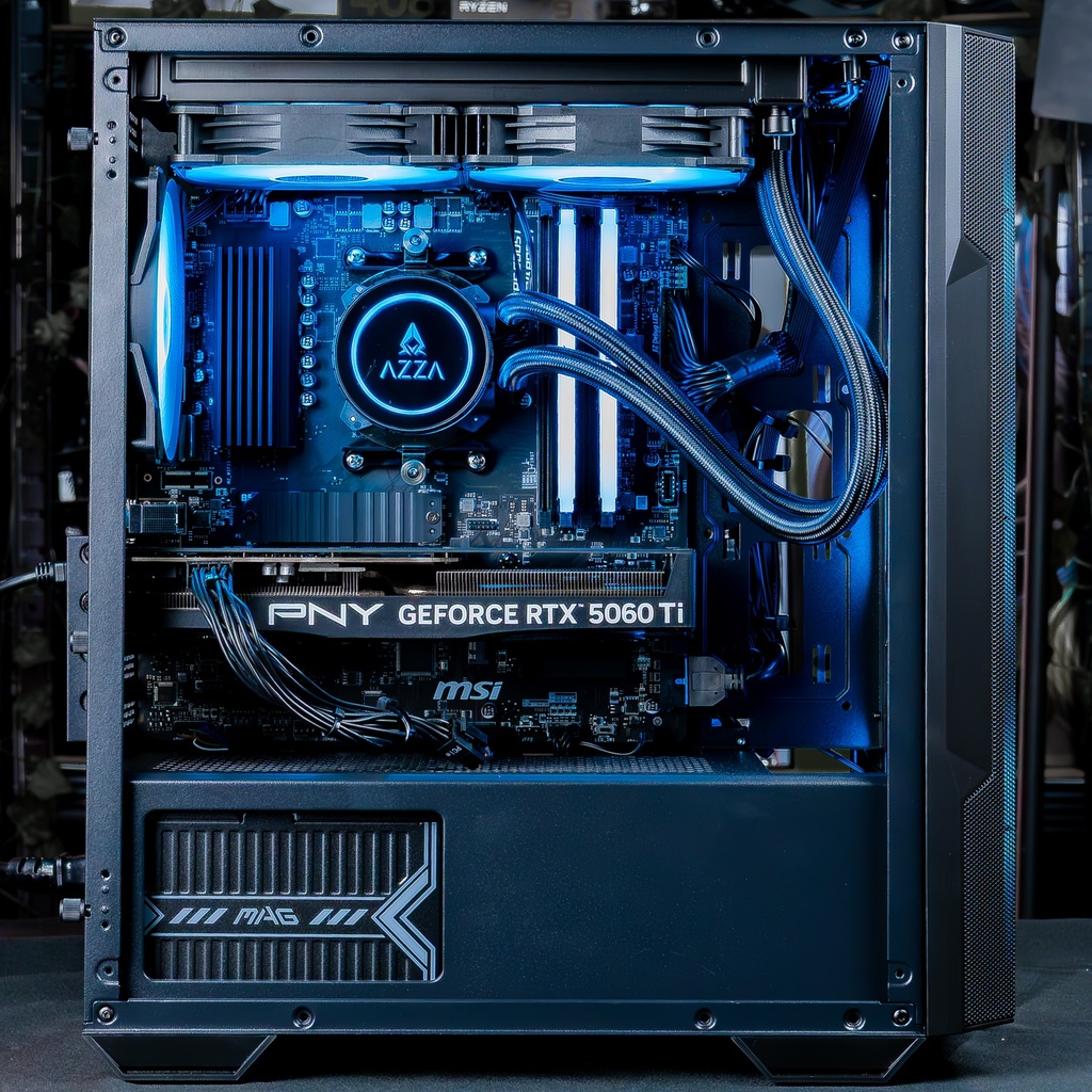 Vue latérale complète du PC gamer Savannah FlowUP révélant la carte graphique PNY GeForce RTX 5060 Ti, le watercooling AZZA et l'alimentation MSI MAG