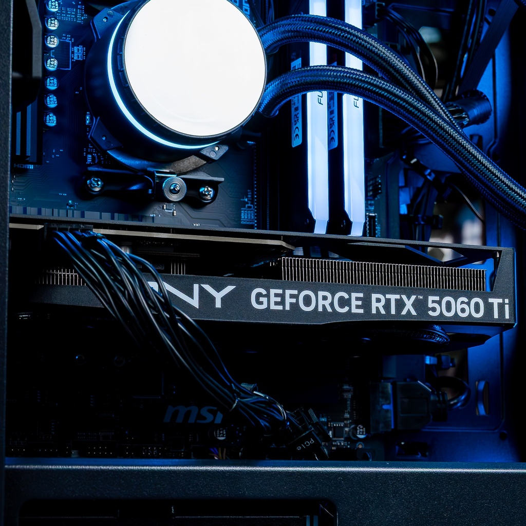 Vue latérale de la carte graphique PNY GeForce RTX 5060 Ti installée dans le PC Savannah, avec le logo MSI visible sur la carte mère et les tubes du watercooling AZZA