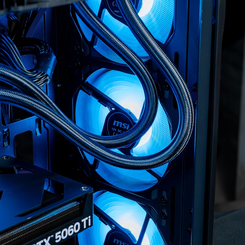 Vue rapprochée des trois ventilateurs MSI ARGB de façade éclairés en bleu, montrant leur intégration derrière la façade en mesh du PC gamer Savannah