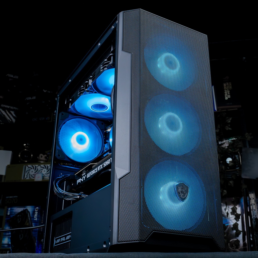 Vue de trois-quarts du PC Savannah mettant en avant sa façade en mesh avec trois ventilateurs MSI ARGB bleus et sa vitre latérale laissant voir la configuration interne