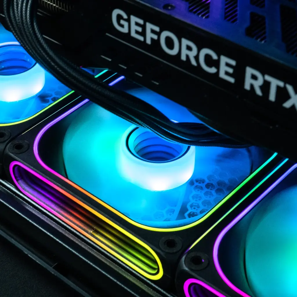 Vue rapprochée des ventilateurs ARGB inférieurs à effet miroir infini situés sous la carte graphique du PC gamer Rainbow V2 GEFORCE RTX™ 5070 Ti