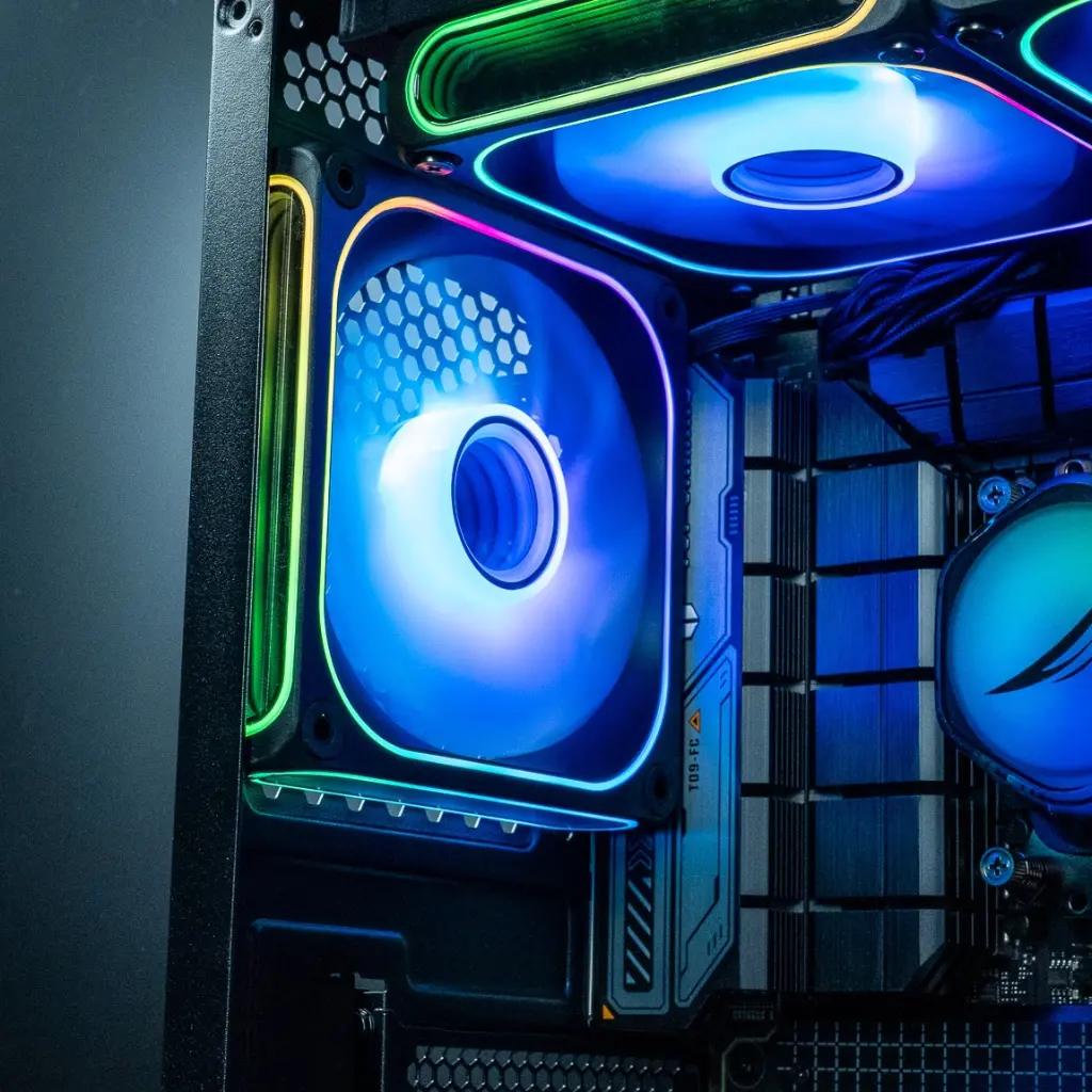 Vue d'un ventilateur ARGB arrière avec éclairage arc-en-ciel et effets de miroir infini à l'intérieur du PC gamer Rainbow V2