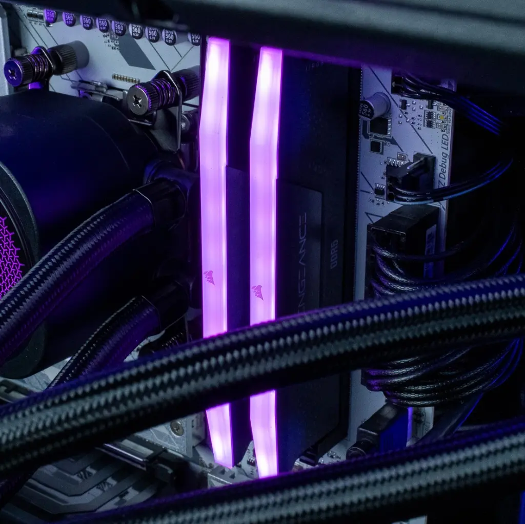 Gros plan RAM DDR5 RGB violet et watercooling dans PC gamer Orion GeForce RTX™ 5080 noir configuration gaming 4K hautes performances