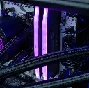 Gros plan RAM DDR5 RGB violet et watercooling dans PC gamer Orion GeForce RTX™ 5080 noir configuration gaming 4K hautes performances