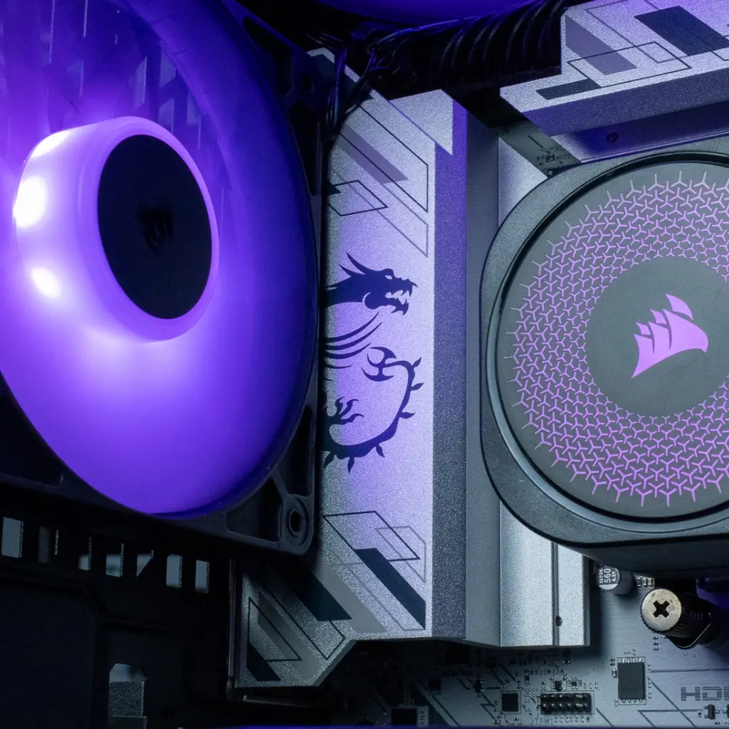 Gros plan ventilateur RGB violet et watercooling LCD dans PC gamer Orion GeForce RTX™ 5080 noir configuration gaming 4K haut de gamme