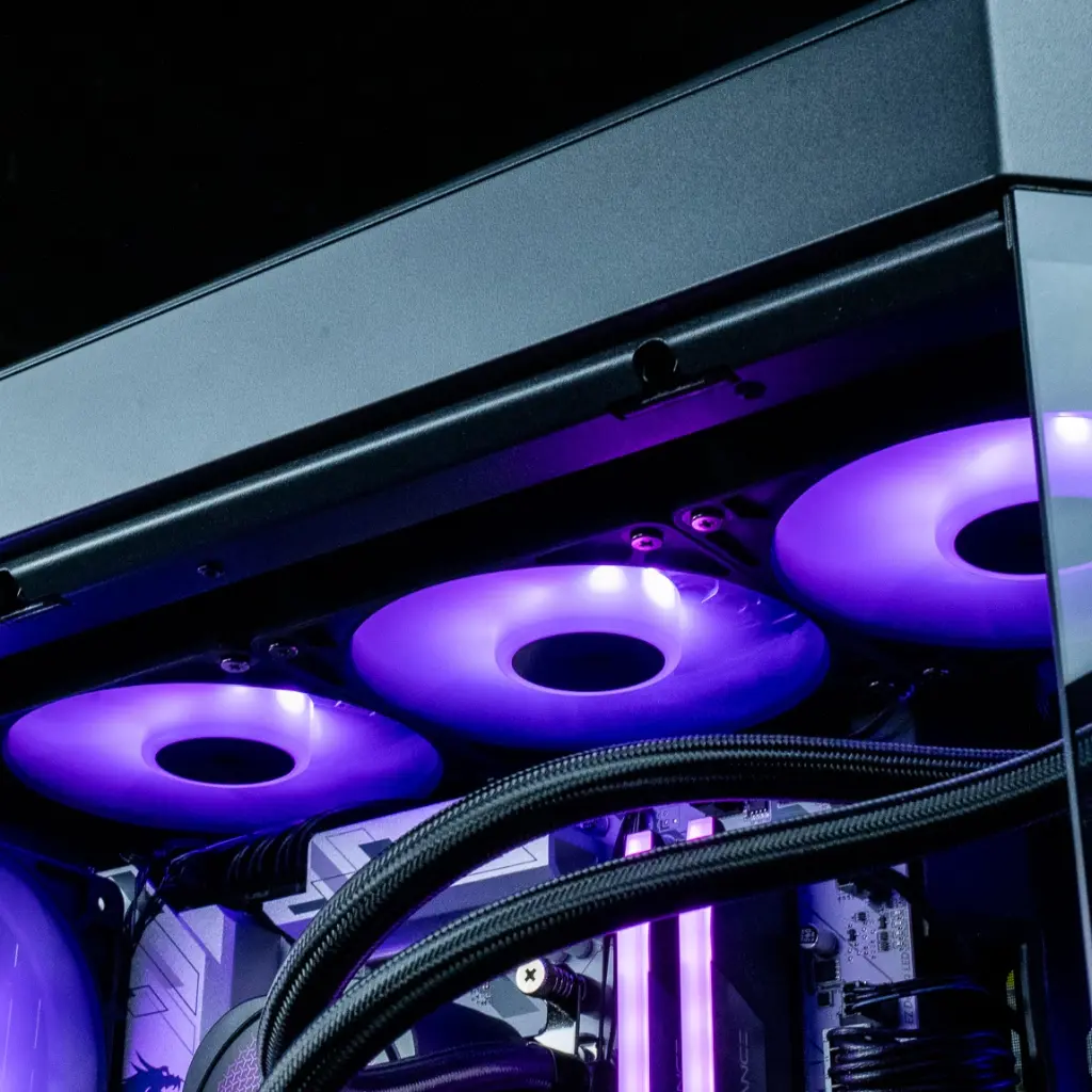 Ventilateurs RGB violet 360mm et watercooling dans PC gamer Orion GeForce RTX™ 5080 noir configuration gaming 4K ultra