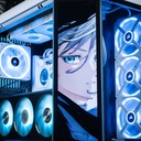 Vue rapprochée de l'écran LCD frontal 2K affichant une illustration d'anime dans le PC gamer Touch Ultimate GEFORCE RTX™ 5080