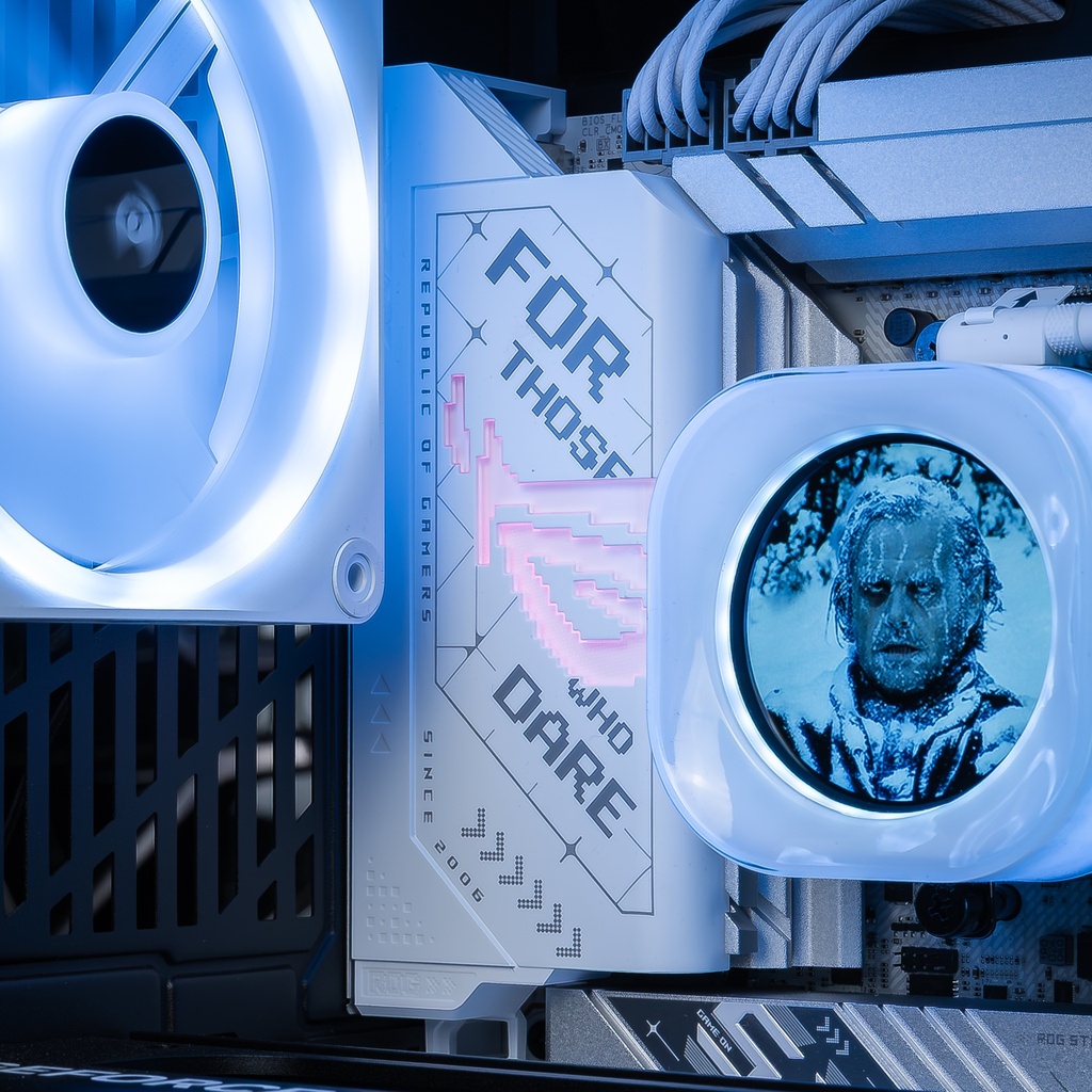 Vue rapprochée du cache E/S blanc ASUS ROG Strix avec logo lumineux dans le PC gamer Touch Ultimate GEFORCE RTX™ 5080