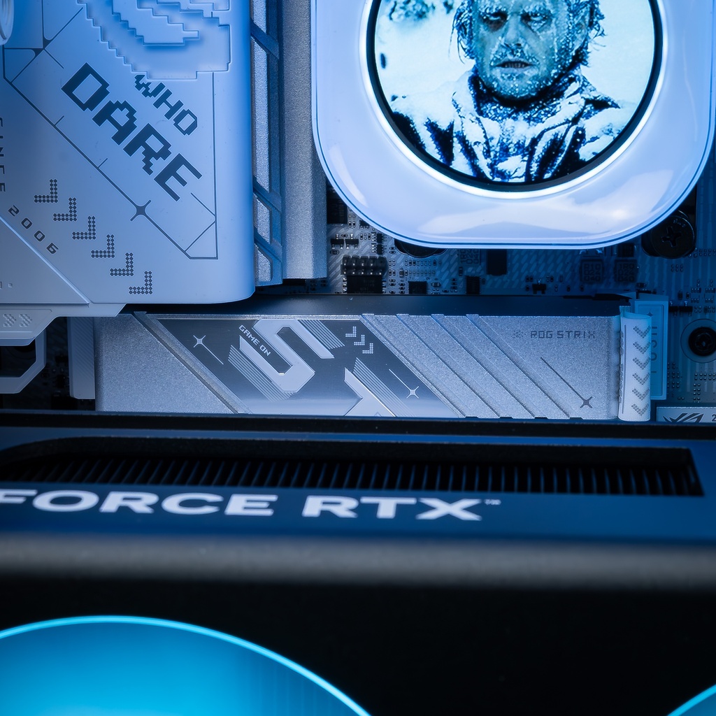 Vue rapprochée du dissipateur thermique SSD M.2 ROG Strix blanc situé sous le waterblock du PC gamer Touch Ultimate GEFORCE RTX™ 5080