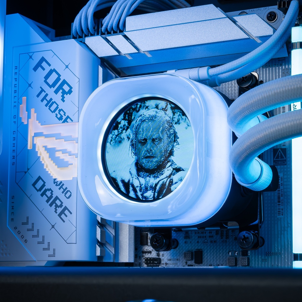 Vue rapprochée du waterblock avec écran LCD intégré et éclairage blanc dans le PC gamer Touch Ultimate GEFORCE RTX™ 5080